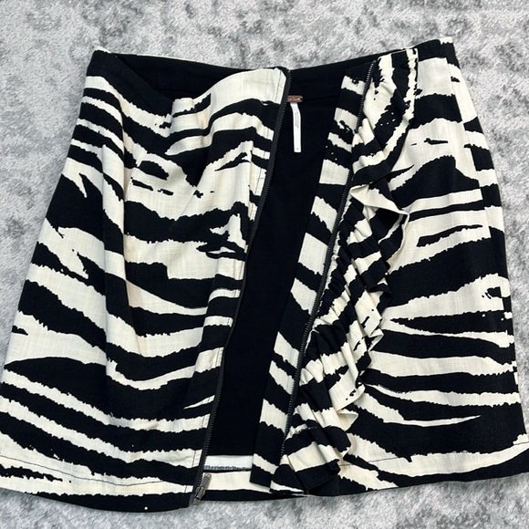 FREE PEOPLE ZEBRA PRINT RUFFLE TRIM MINI SKIRT ANGLE ZIP BLACK/BEIGE LINED SZ 4 - Picture 7 of 13